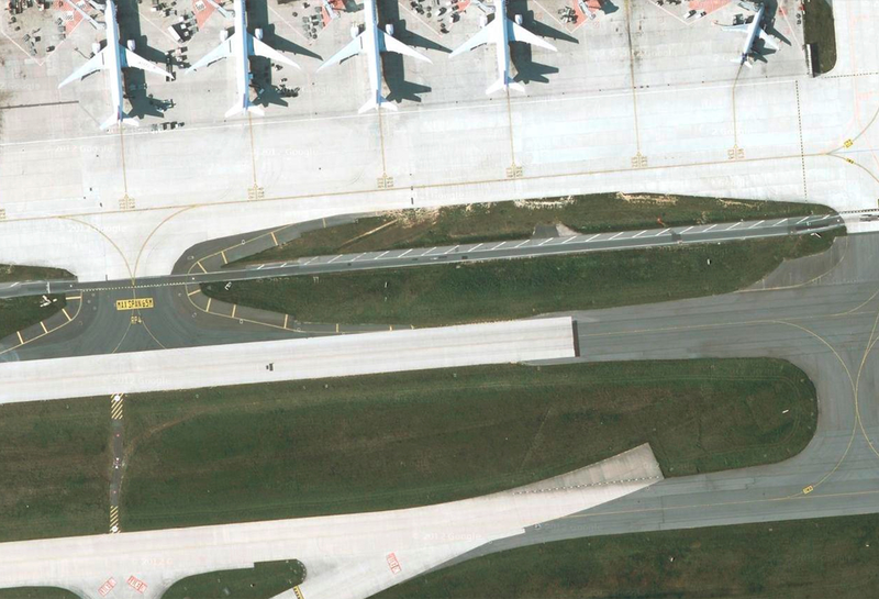 Illustration for article titled Satellite pictures of airports reveal their extreme complexity